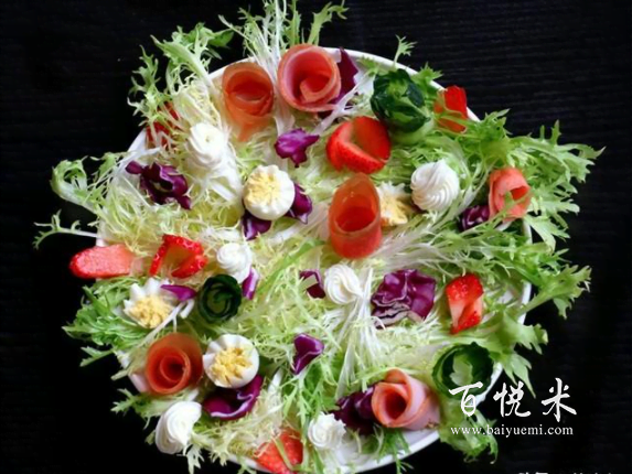 沙拉怎么做才有餐廳的味道，這道沙拉拼盤在家也能做，聚會適用